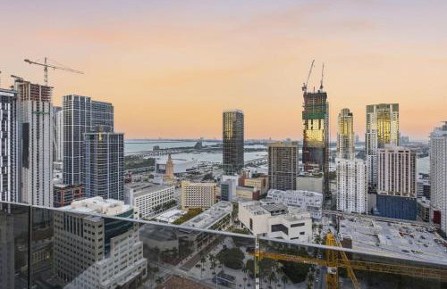 Upscale Downtown Condo Pool Gym & Skyline Views - Foto 13