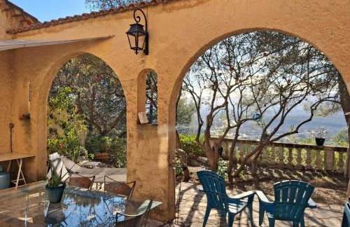 Les Ribas villa groupe, de 4 a 14 personnes, maison familiale, séjour nature, calme, Provence, Plaine des Maures, proche mer, Verdon, randonnée, terrain arboré, jeux enfants, pétanque, ping-pong, cuisine équipée, grande capacité, vacances en groupe - Foto 4