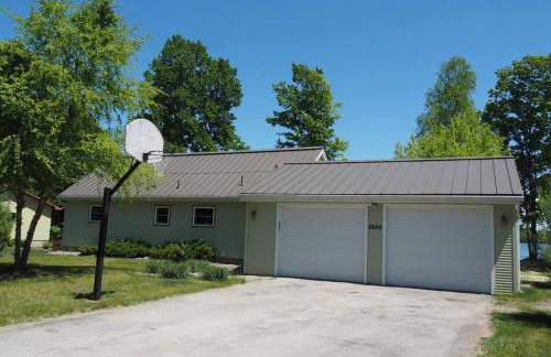 Bass Bay Getaway | Lakefront Family Cottage - Foto 56