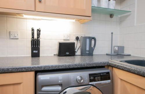 5 bed house with free parking in quiet location - Photo 2