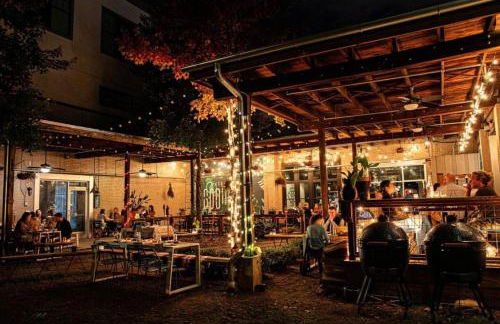 Vibrant Neon Condo Near Restaurants, Coffee and Bars - Foto 42