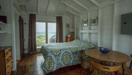 Cozy Beach Bungalow - Photo 4