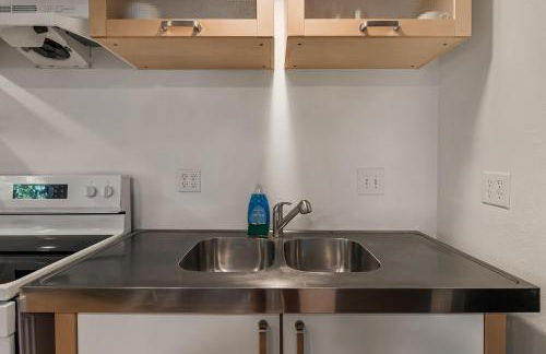 Guest House, Accessible to Downtown, & Fast WiFi! - Foto 8