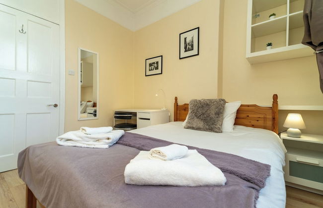 Stylish 2Bed Steps from Iconic Waterloo - Photo 9