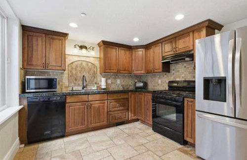 Private Family Home with Hot Tub - Foto 26