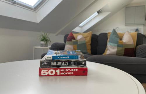 Stunning Penthouse in Penzance "Amazing Sea Views" - Photo 3