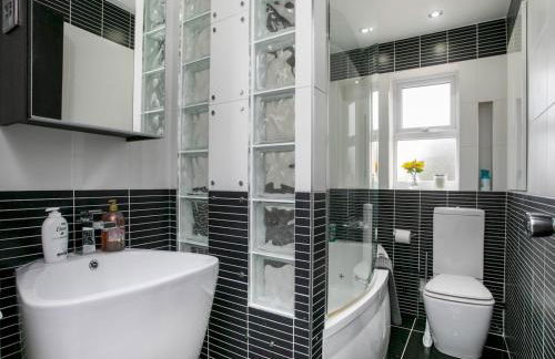 Charming Home - Free Parking - Private Garden - Pass the Keys - Foto 42