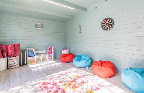 4-Bedroom Seafront House in Southend Sea Views - Pass the Keys - Foto 55