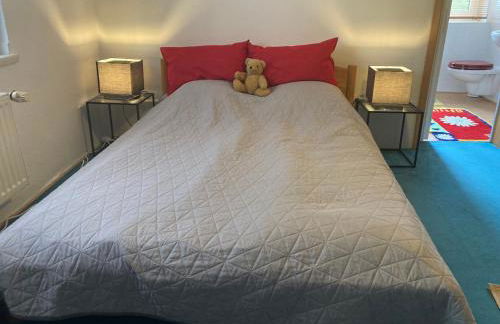 Ruhiges ganzes Apartment Self Check-in 45 m zwei Zimmer Groses Bad Badewanne Kochnische - Foto 2