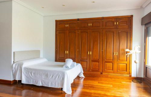 Mansión con Jacuzzi a 40 grados, gran piscina y Pádel - Photo 35