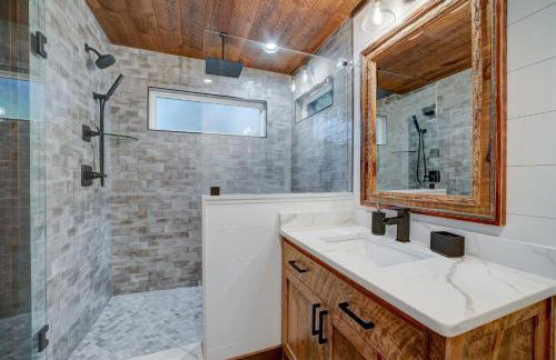 Cozy Treehouse w Hot Tub, Fire Pit, Pet Friendly, Lake Access - Photo 28