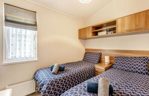 Bay View 2-Bed Lodge with Glorious Harbour View and Balcony - Photo 6