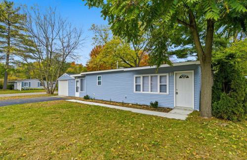 New Lakefront Getaway Private Hot Tub Min to DMC - Foto 42