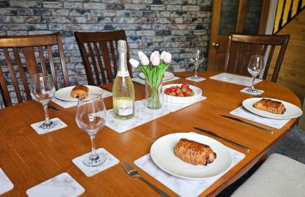 Entire Charming Three Bedroom Seaside House With Garden - Close to Town & Beach, Ideal for Groups, Families - Foto 19