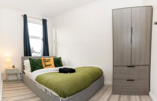 Amanah Properties - Elegant 4-Bedroom Home in Wembley with Parking, Perfect for Contractors - Foto 26