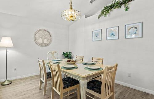 Sunny Getaway with Private Pool, Spa & Fenced Yard - Foto 8