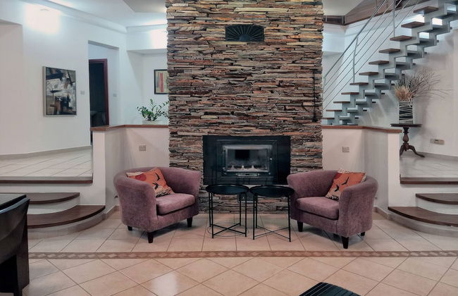 Incredible Large Villa In Paphos Sleeps 14 Children Pool, Jacuzzi, Huge Garden - Foto 53