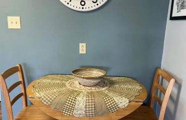 Charming Downtown Cottage with Porch & Backyard Retreat near Beaverhead River in Dillon, Montana - Foto 17