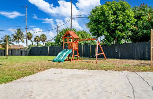 Your own 5BR Private Oasis! wPrivate PoolPickleball - Photo 11