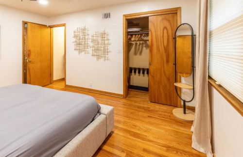 Family Retreat with Hot Tub, Game Room & Prime Location - Foto 12