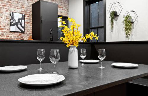 Unique Black Home in the Heart of Shelby Park - Foto 13