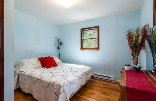 Mountain cabin w hot tub & deck views - Photo 10