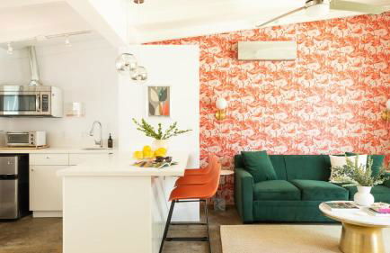 2 Rooms Sleeps 8 Retro Hotel w Pool Wesley King Studio Buyout by AvantStay - Foto 4
