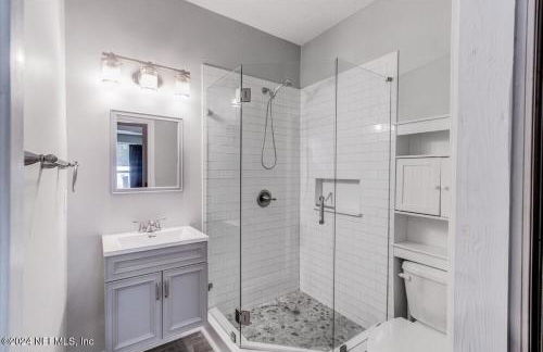 Sleek Jacksonville Gem Perfect for Two - Photo 4