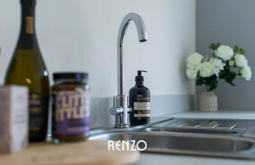 Spacious and Lovely 4-bed Home in Castle Donington by Renzo, Sleeps 6! - Photo 12