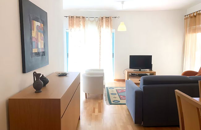 Marina View 1 Bedroom Apartment w Swimming Pool - Photo 4