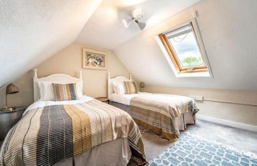 Large 5-Bedroom Farmhouse Sleeps 10 with Parking and Wifi - Foto 17