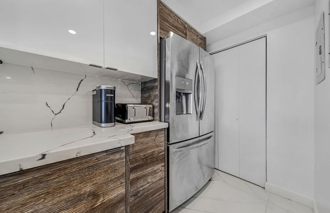 Modern Apartments Biscayne Bay - Photo 17