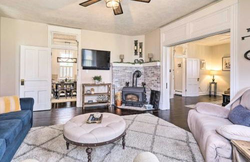 Renovated Farmhouse w Mountain Views and Fire Pit - Foto 8