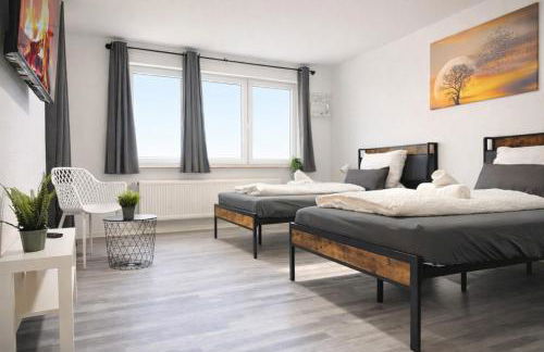 STN Royale Suite - Ferienwohnung mit 4 Schlafzimmer, 8 Big Beds, Parkplatz & Balkon, Highspeed WLAN, Netflix Premium, Zentral zu Audi & Schwarz Gruppe - Foto 8