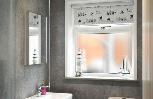 Air Maison - Family Home with Off-Road Parking - Photo 56