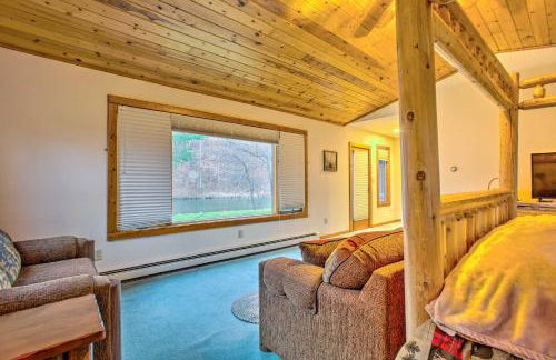 Riverfront Manton Cabin with Pool Table and Fire Pit! - Foto 18