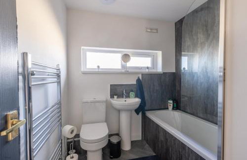 Modern 3 Bed House-Free Parking-by Holiday Homes - Foto 26