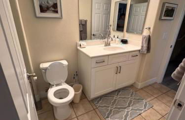 Bright and Spacious 2 Story Condo - Foto 30