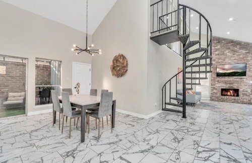 AccessibleGem 3BR Jacuzzi & Air Hockey Sleeps 13 Chinatown - Foto 44