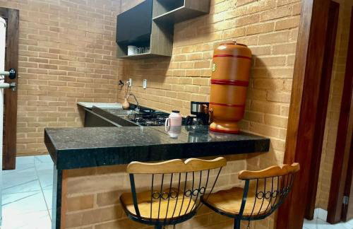 Flat com 2 quartos 2 banh AR e uma vista espetacular na área central de GV com cozinha completa-Bom p grupos ou familias ou empresas - Foto 1