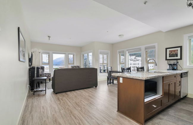 Rooftop Paradise Luxe 2BR Lake Views - Photo 19