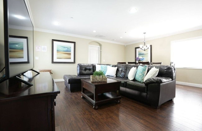 Classy 4 Bedroom 3 Bath Pool Home 3/4 Mile Walk To Disney - Foto 30