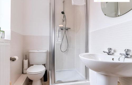 LONG STAYS 30pct OFF - Comfy 3 Bed House near City Centre - PS4 - PARKING By Klarok Short Lets & Serviced Accommodation - Photo 9