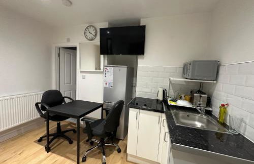 1st Studio Flat With full Private Toilet And Shower With its Own Kitchenette in Keedonwood Road Bromley A Fully Equipped Independent Studio Flat - Photo 31