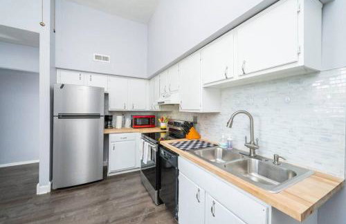 ROKU TVs - Washer & Dryer - QueenBeds - GroupStay - Foto 2