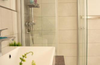 Moderne 3 Zimmer Wohnung Panorama mit großem Balkon für 4Personen inklusive Wifi und Parkplatz - Foto 13