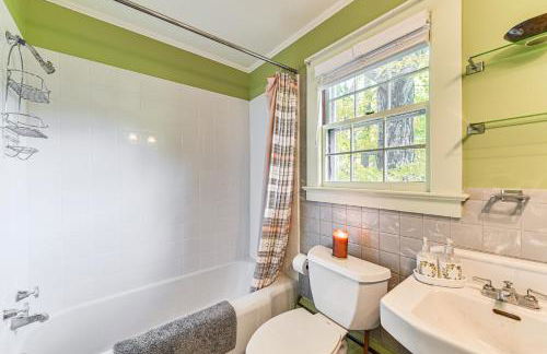 Ambient Manchester Village Abode with Deck and Pond! - Foto 15