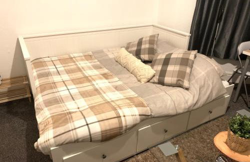 Cosy Wirral home near Liverpool with Free Parking! - Photo 11