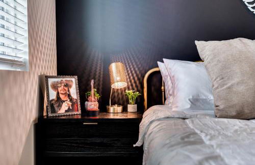 Nash House & Bars of Broadway with Patio Bar and Views! 8min Downtown! Sleeps 12! - Foto 18