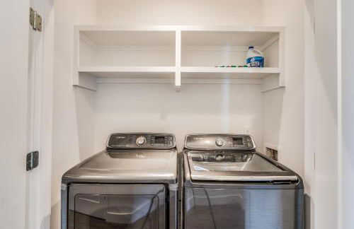 Nash House & Bars of Broadway with Patio Bar and Views! 8min Downtown! Sleeps 12! - Foto 46